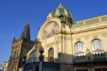 République Tchèque, Prague, centre historique classé Patrimoine Mondial de l' UNESCO, quartier de Stare Mesto, la Maison Municipale (Obecni Dum) et la Tour Poudrière à gauche