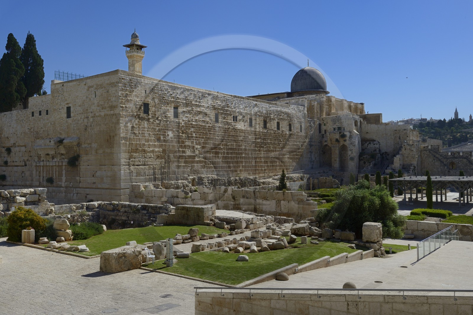 Israel, Jérusalem, ville sainte, vieille-ville classée Patrimoine Mondial de l'UNESCO, Le Mont du Temple vu du Centre Davidson, murs de soutènement ouest et sud de l'esplanade du Temple construite par Hérode Ier le Grand et la mosquée Al-Aqsa en hauteur