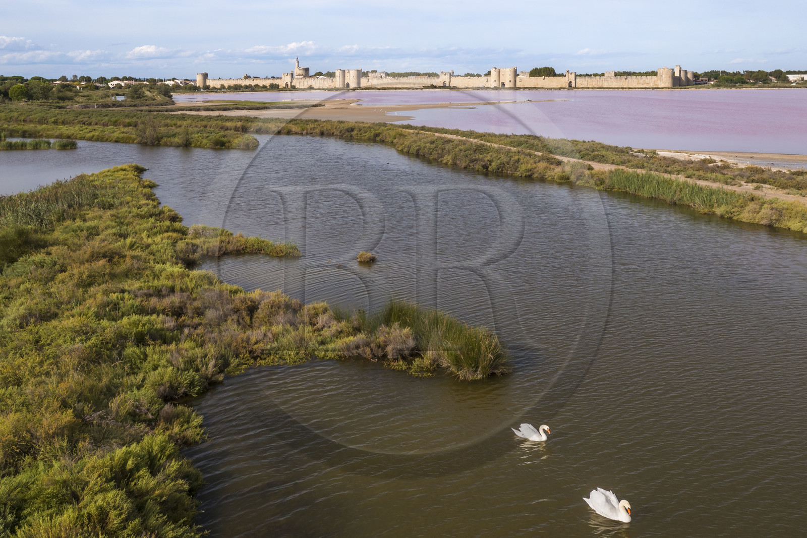 France, Gard (30), Aigues-Mortes, la ville médiévale entourée par ses remparts en bordure des marais salants (Salins du Midi) (vue aérienne)
