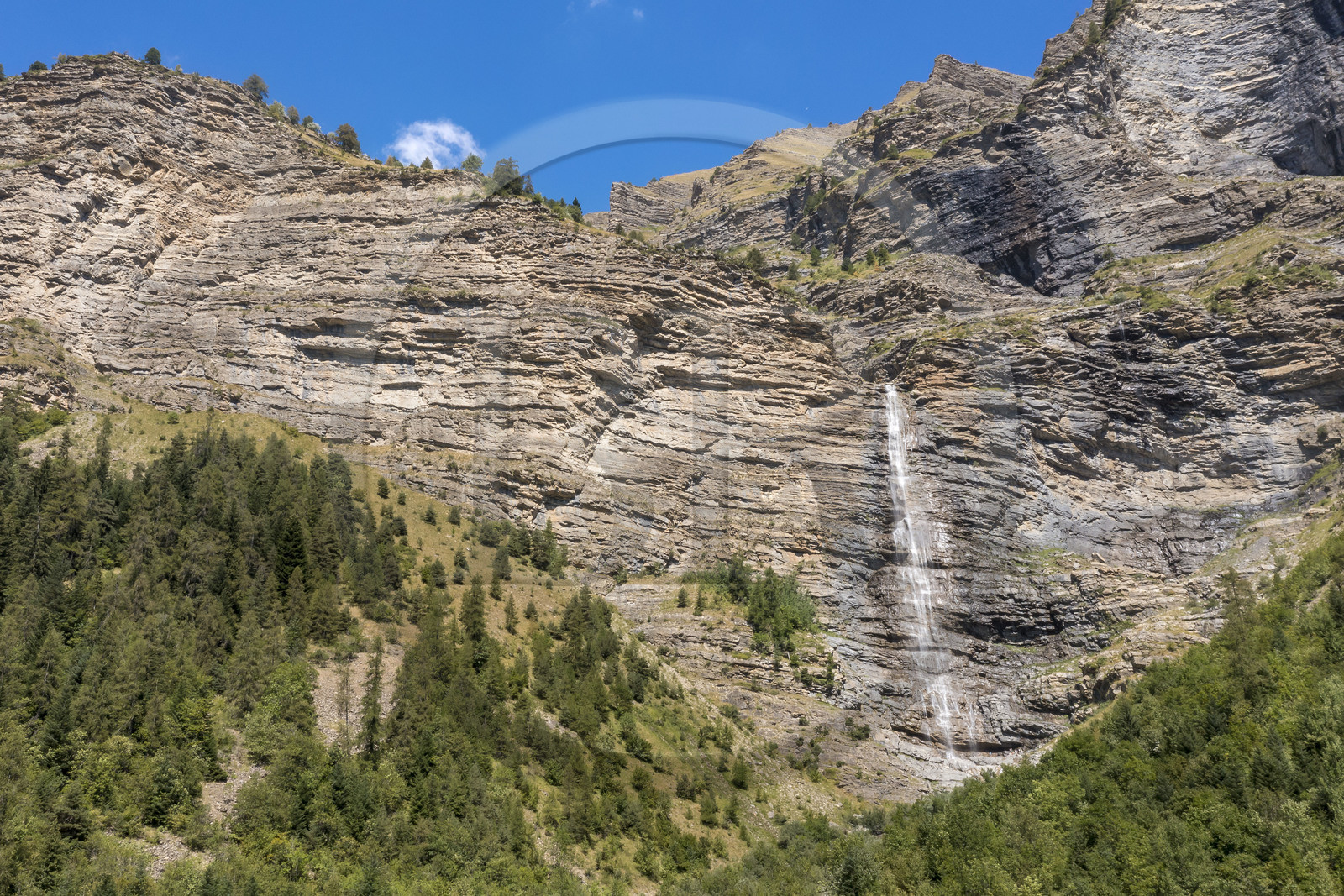 France, Hautes Alpes (05), Chateauroux-les-Alpes, la cascade de la Pisse dans la vallée du Rabioux aux portes du Parc national des Écrins (vue aérienne)