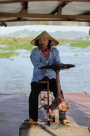 Vietnam, province de Ninh Binh, bateau reliant le village insulaire de Kenh Ga