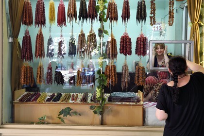 Géorgie, Tbilissi, Merab Kostava street, magasin vendant des tchourtchkhela, confiseries traditionnelles géorgiennes et anatoliennes en forme de bougies