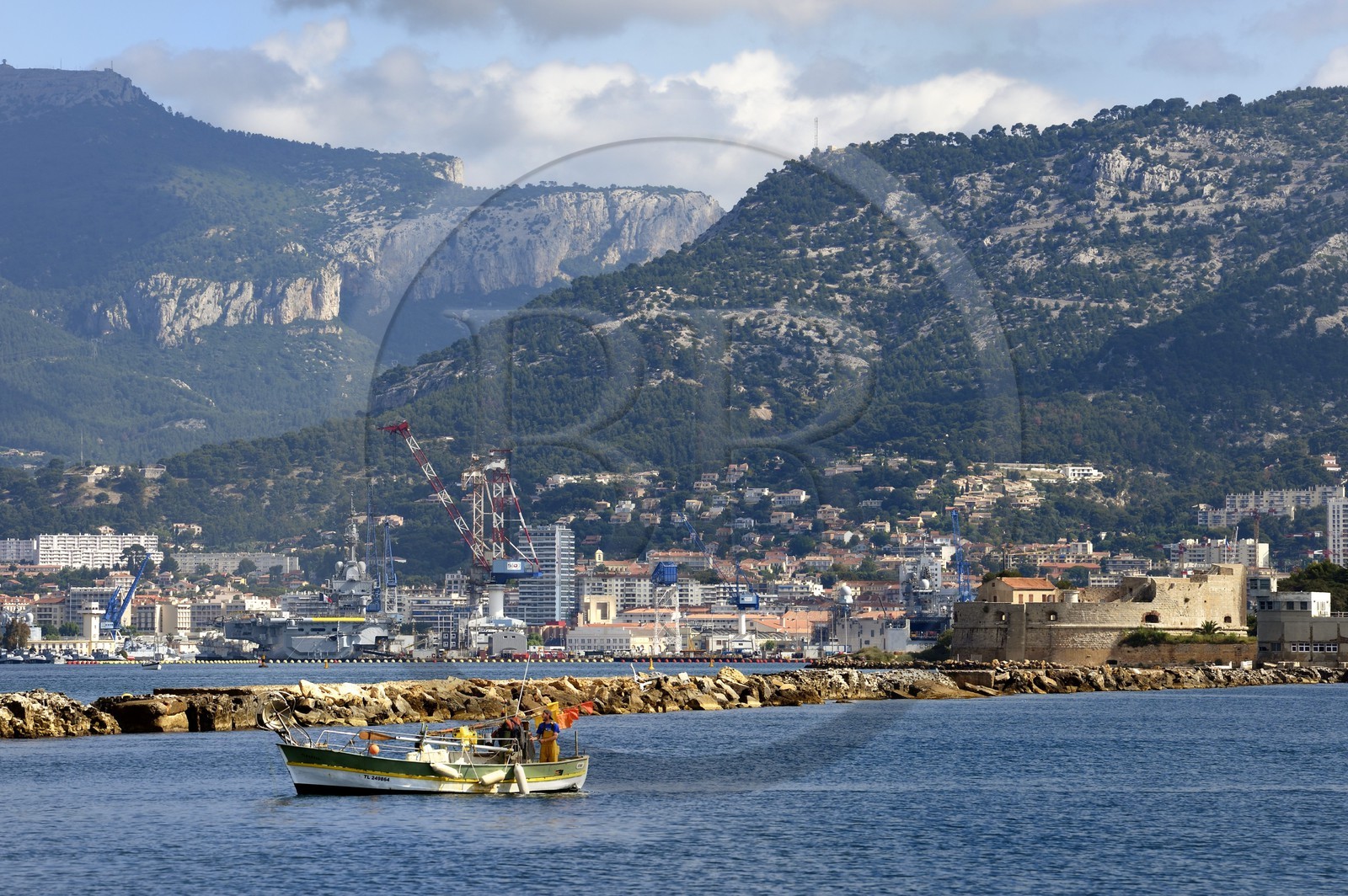 France, Var (83), la rade de Toulon, bateau de peche devant la grande digue, le porte-avions à propulsion nucléaire Charles de Gaulle et la Tour royale (1514) en arrière plan