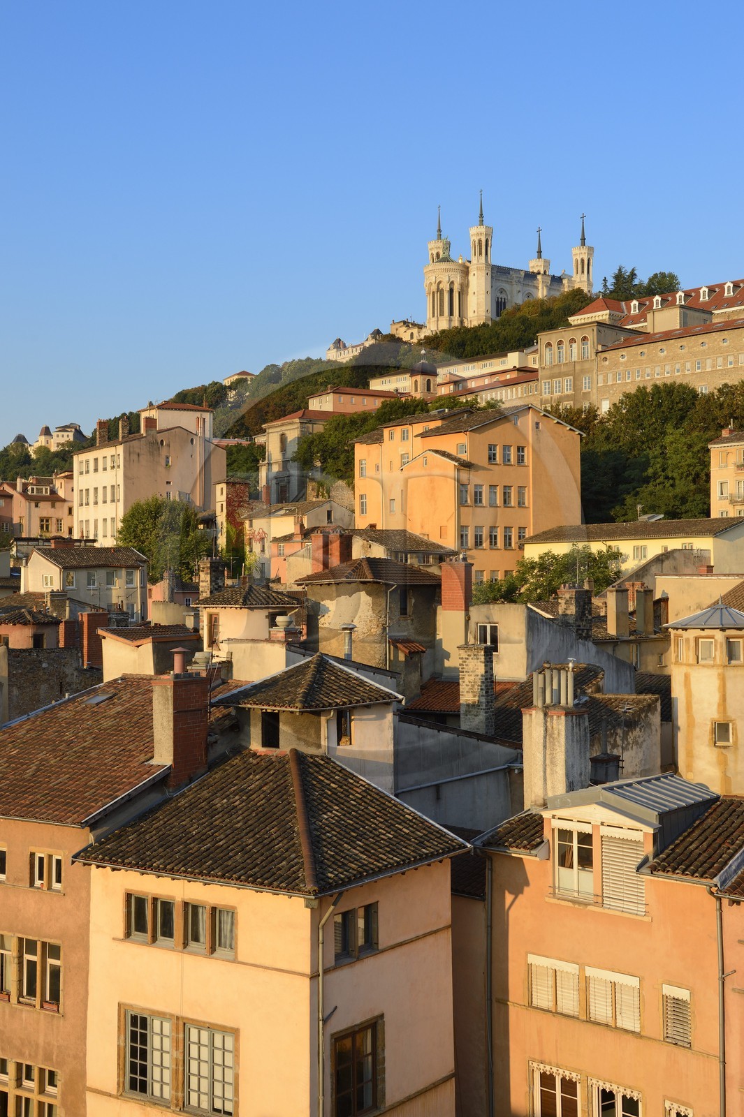 France, Rhône (69), Lyon, site historique classé Patrimoine Mondial de l'UNESCO, le quartier Saint-Paul dans le Vieux Lyon dominé par la Basilique Notre Dame de Fourvière