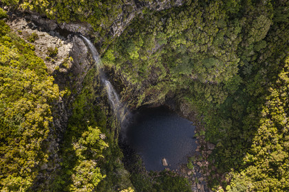 Portugal, Ile de Madère, randonnée dans La forêt de Rabaçal par la levada do Alecrim, cascade de Lagoa do Vento de 80 mètres de haut (vue aérienne)