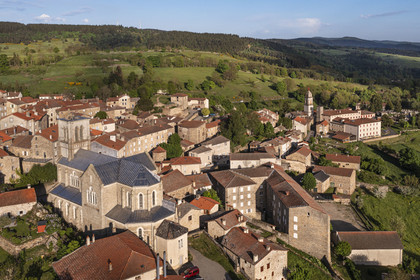 France, Haute-Loire (43), Pradelles, labellisé Les Plus Beaux Villages de France, village sur le chemin de Stevenson (GR 70) (vue aérienne)
