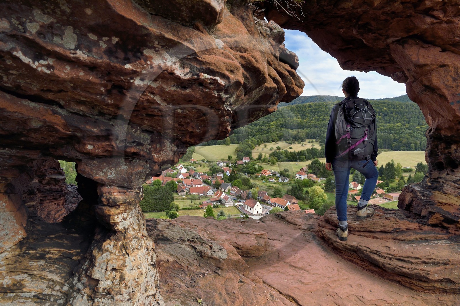 France, Bas-Rhin (67), Parc naturel régional des Vosges du Nord, Obersteinbach, l’arche du rocher en grès du Wachtfels domine le village