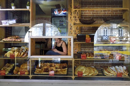 Géorgie, Tbilissi, Merab Kostava street, vendeuse de khachapuri