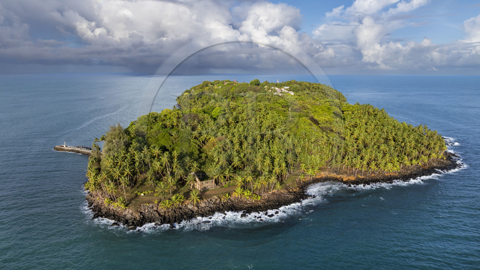France, Guyane, Kourou, Iles du Salut, l'Ile Royale qui accueillait l'administration, la chapelle et l'hôpital du bagne ainsi que les logements de la direction et des gardiens (vue aérienne)