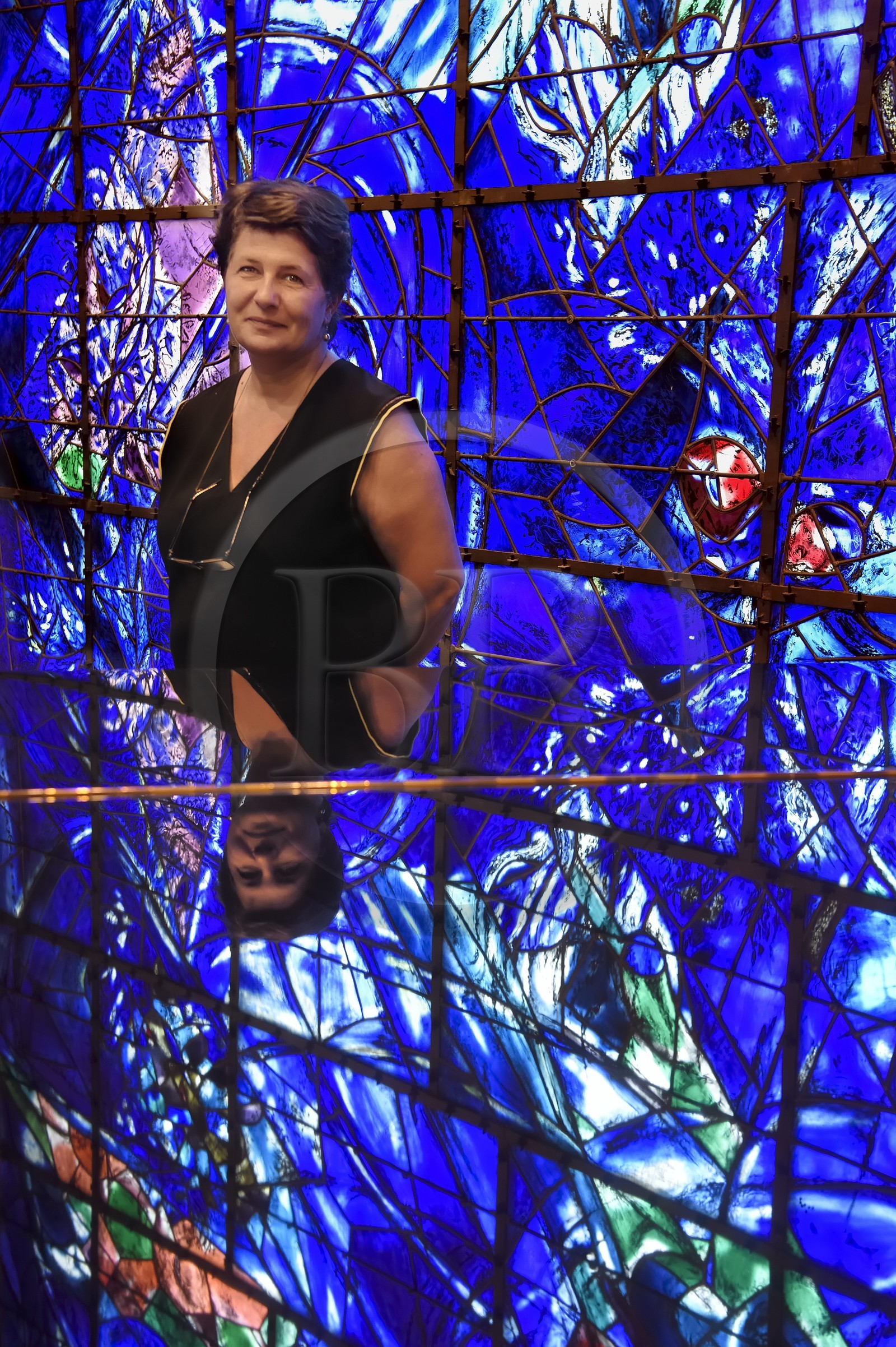 France, Alpes-Maritimes (06), Nice, musée national Marc Chagall de l'architecte André Hermant et créé à l'initiative d'André Malraux, Anne Dopffer, directrice des musées nationaux des Alpes-Maritimes et le vitrail illustrant la Création du Monde dans l'auditorium