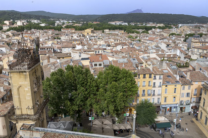 France, Bouches-du-Rhône (13), Aix en Provence, campanile et beffroi de l'hotel de ville surplombant la place de l'Hotel de Ville et la montagne Sainte Victoire en arrière plan (vue aérienne)