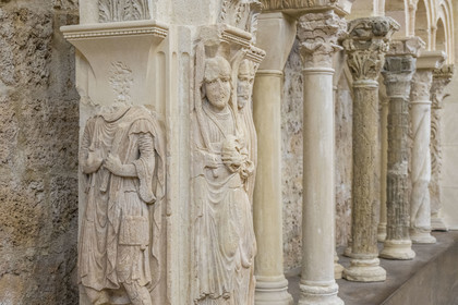 France, Hérault (34), Causses et les Cévennes, paysage culturel de l'agro-pastoralisme méditerranéen, classés Patrimoine Mondial de l'UNESCO, Saint-Guilhem-le-Désert, labellisé Les Plus Beaux Villages de France, l'abbaye de Gellone du IXème siècle, musée dans le dépot lapidaire abrité dans l'ancien réfectoire, chapiteaux et colonnes de l'anastylose des arcatures romanes du cloitre
