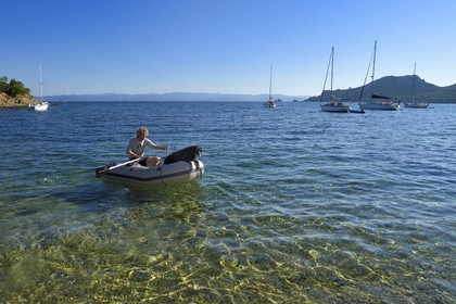 France, Var (83), Iles d'Hyères, parc national de Port Cros, Ile de Porquerolles, plage de l'Alycastre dans la Baie de l'Alycastre, Jean-Pierre et son chien Carbone qui vont rejoindre son voilier Sun Fast 37 dans l'annexe