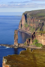 Royaume-Uni, Ecosse, Iles Orcades, Ile de Hoy, l'emblème distinctif Old Man of Hoy est un rocher se détachant en mer haut de 137 m (vue aérienne)