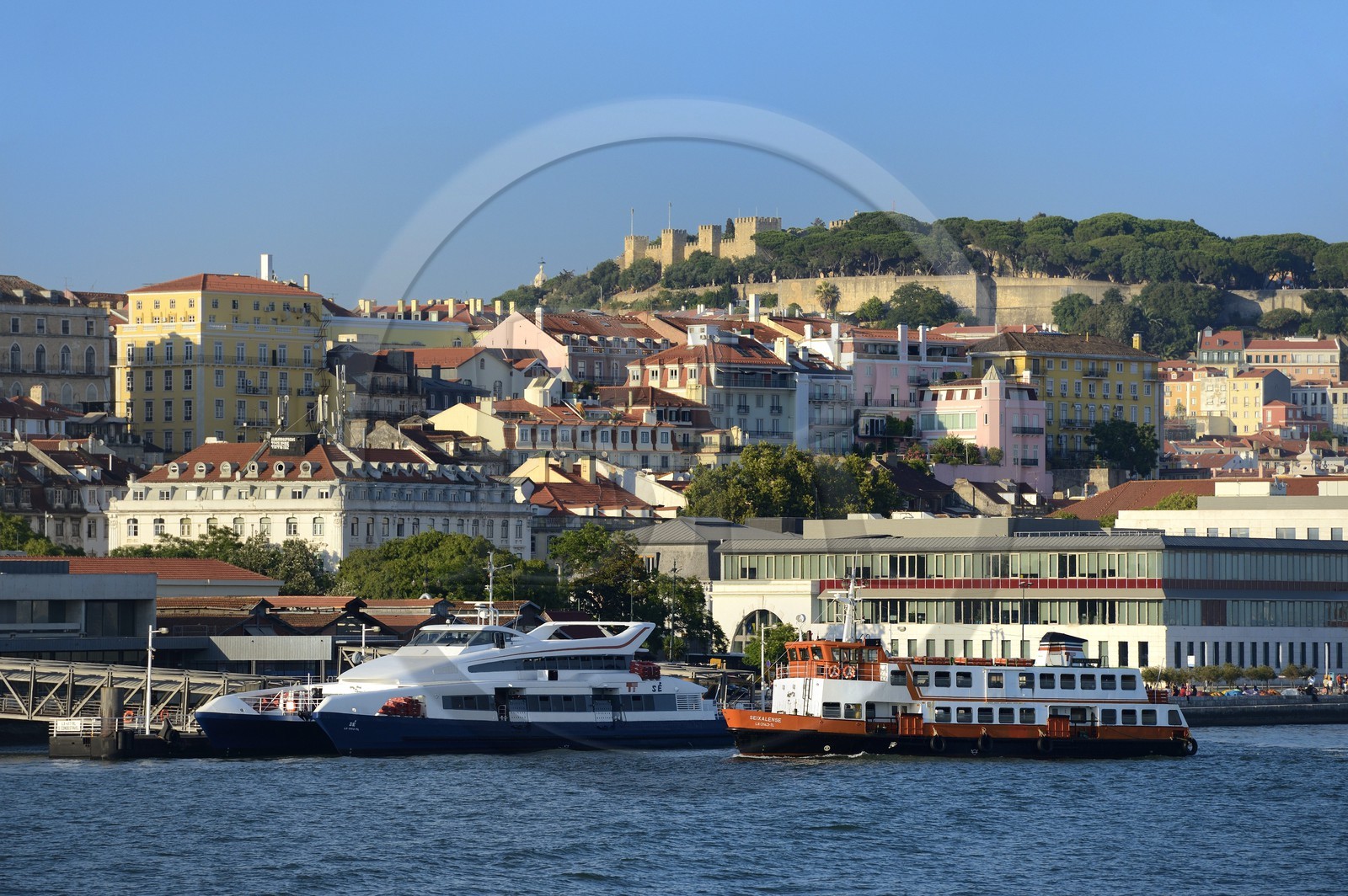 Portugal, Lisbonne, ferry sur le fleuve Tage (Rio Tejo) et le centre historique en arrière-plan