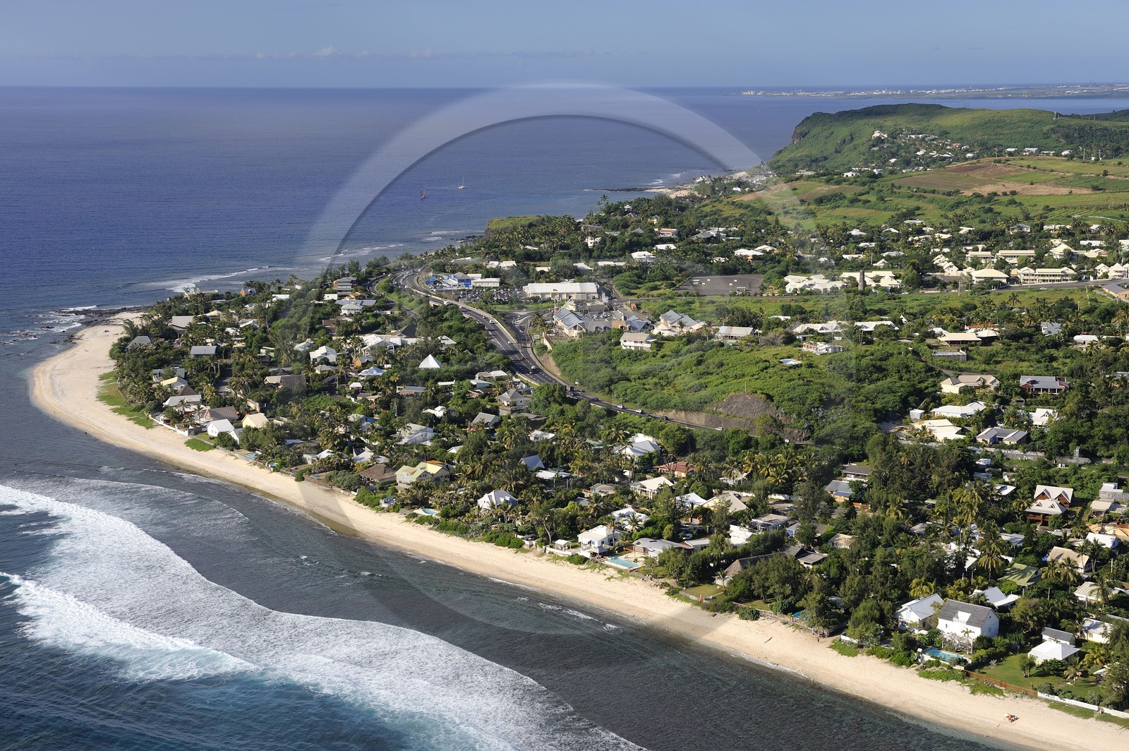 France, île de la Réunion, plage du lagon de Saint-Gilles-Les-Bains (vue aérienne)