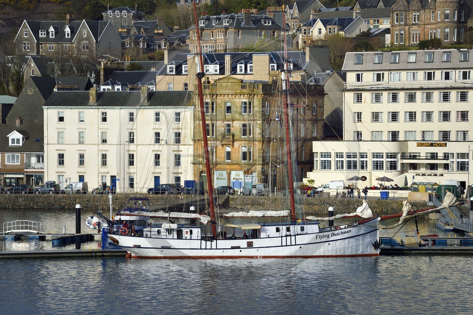 Royaume-Uni, Ecosse, Highland, Argyll and Bute, la goélette Flying Dutchman au port d'Oban et le Oban Times en arrière plan