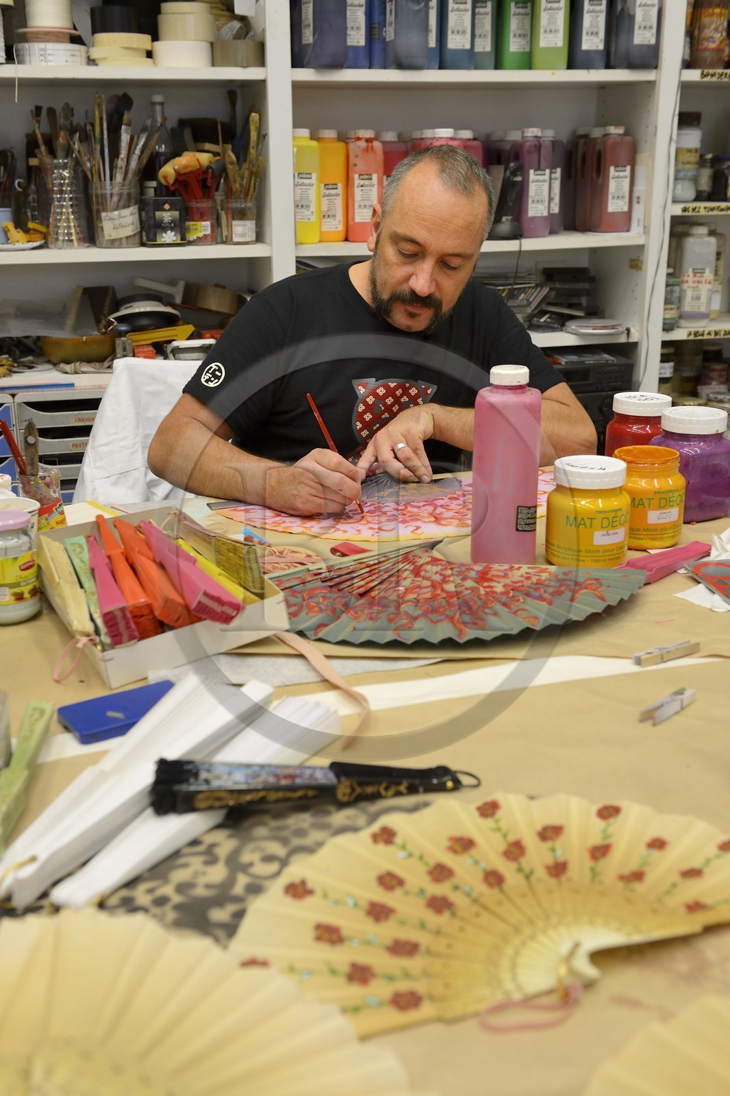France, Paris (75), Opéra Garnier, les ateliers du costume, l'atelier décoration costume, Bernard Connan chef d'atelier