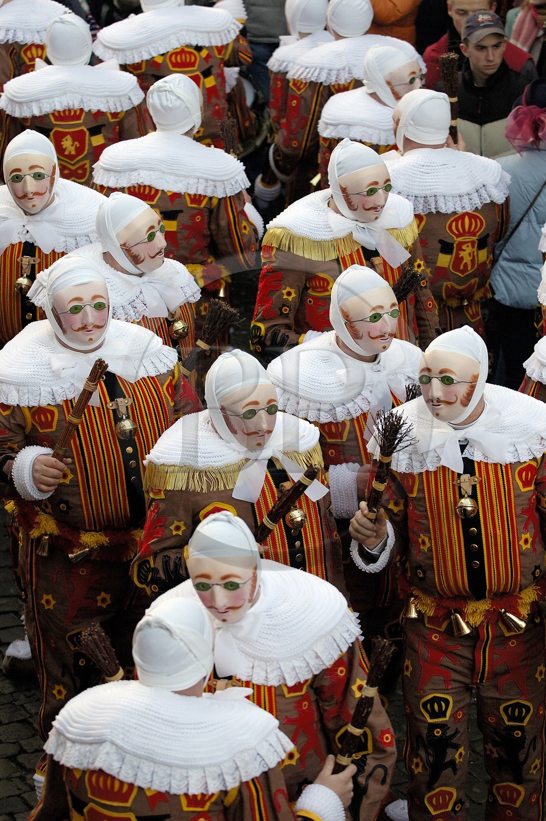Belgique, Wallonie, carnaval de Binche, Gilles de Binche portant son masque spécifique