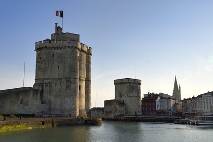 France, Charente-Maritime (17), La Rochelle, la Tour Saint-Nicolas à gauche et la Tour de la Chaîne à droite protègent l'entrée du Vieux Port, la tour de la Lanterne en arrière plan