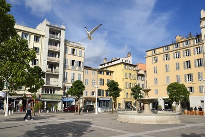 France, Var (83), Toulon, entrée du quartier du petit Chicago, petite place qui longe la rue Victor Micholet face à l'entrée principale de la base navale