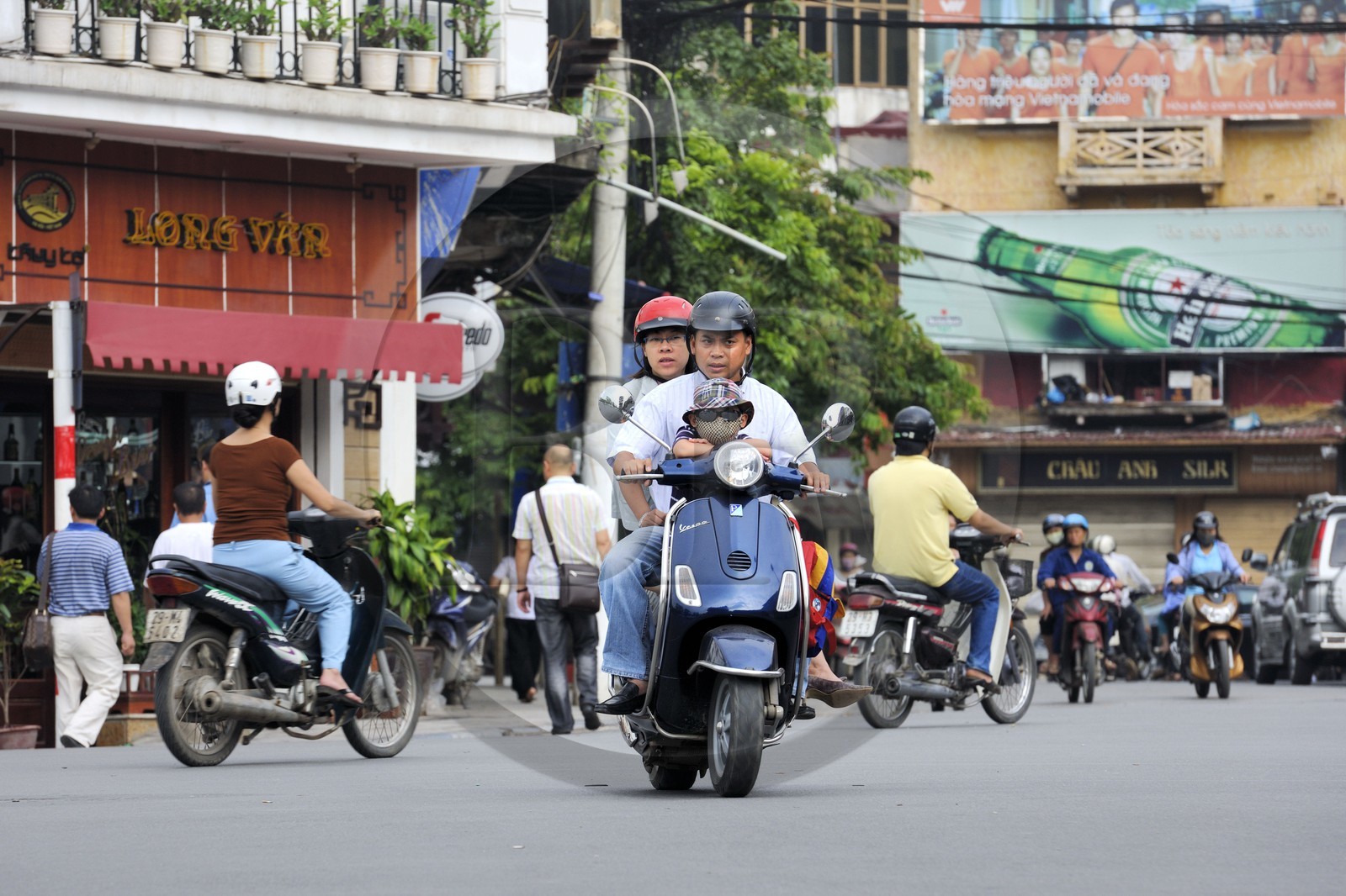 Vietnam, Hanoi, old town, traffic on the roundabout north of Hoan Kiem Lake also called Lake of the Restored Sword