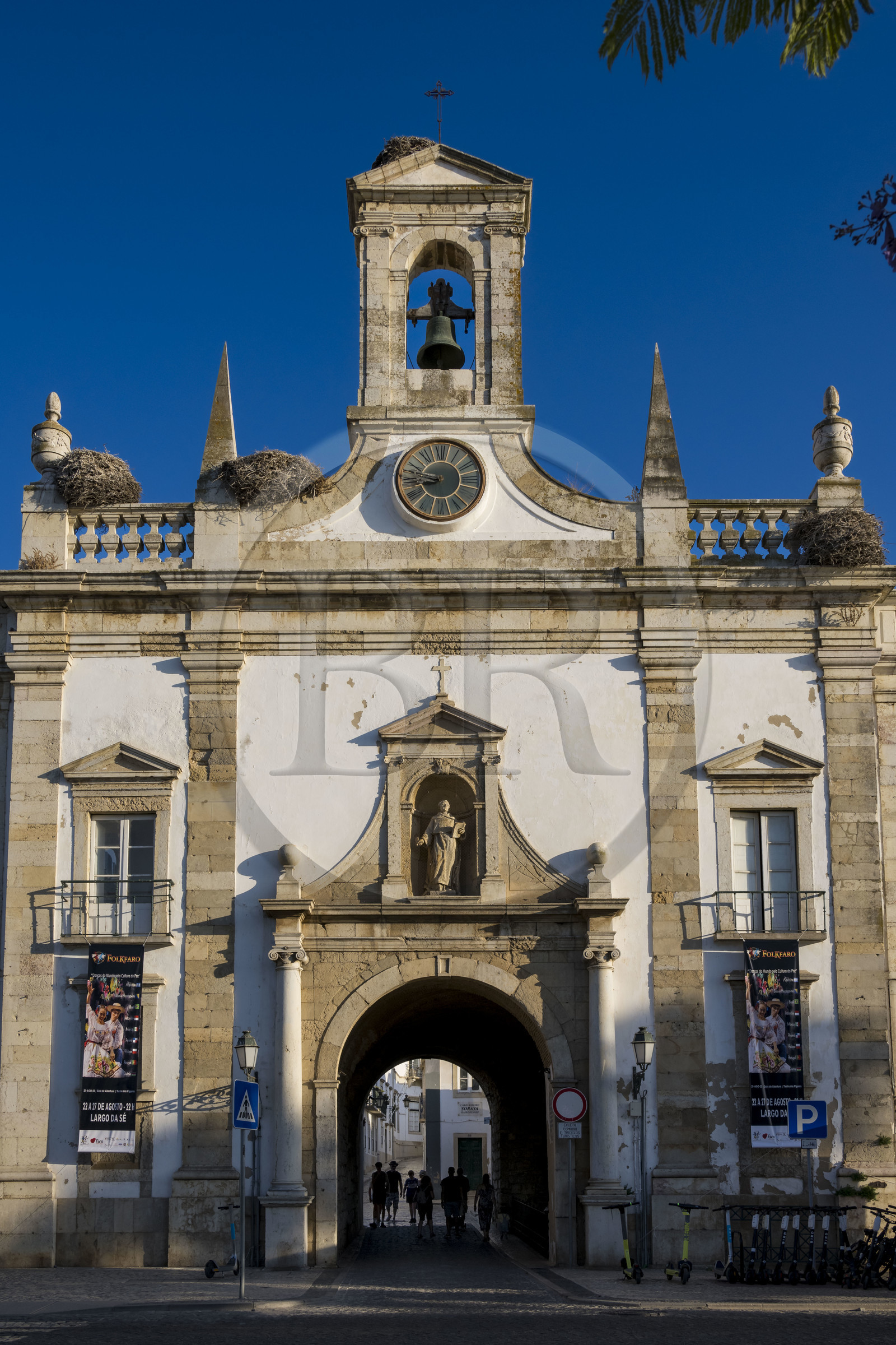 Portugal, Algarve, Faro, la vieille ville, l'Arco da Vila, arche néoclassique du début du XIXe siècle