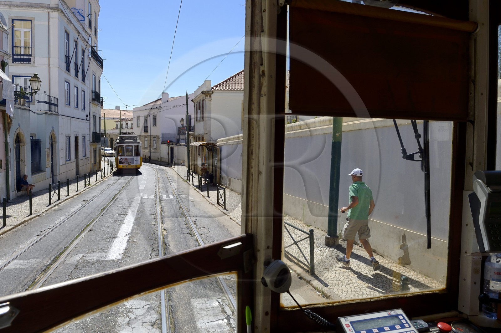 Portugal, Lisbonne, quartier de l'Alfama, tramway (electricos) de la ligne 28 dans la descente de la rue Escolas Gerais