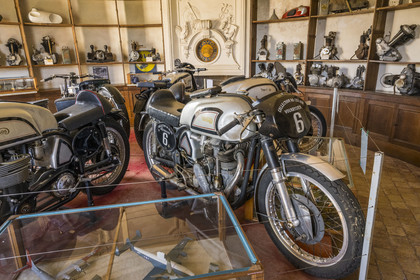 France, Côte-d'Or (21), Côte de Beaune, Savigny-les-Beaune, le chateau avec les musées et collections avions de chasse, voitures de course Abarth, motos, tracteurs enjambeurs, maquettes, camions de pompiers