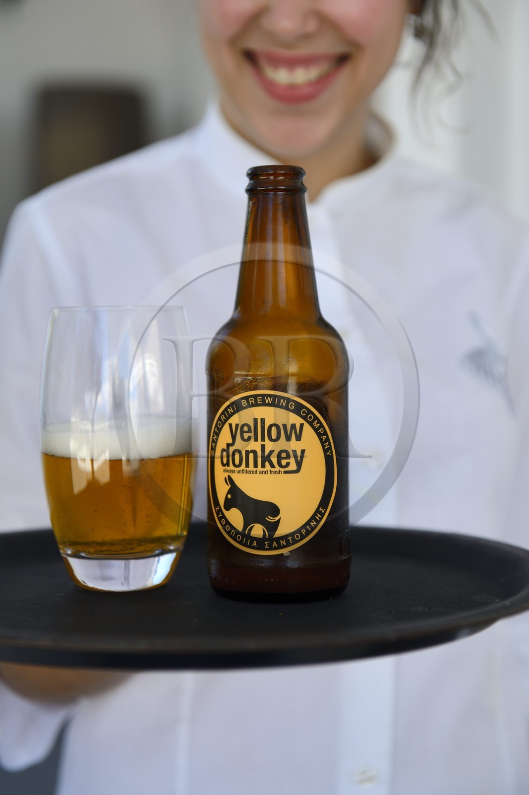 Grèce, Les Cyclades, mer Égée, île de Santorin (Thira ou Théra), village de Oia, la bière locale de l'Ile Yellow Donkey