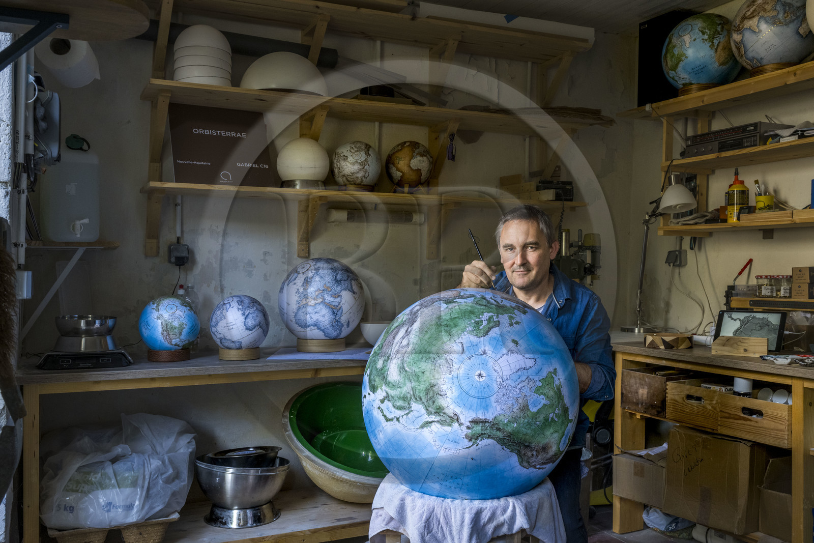 France, Charente (16), Cognac, Gabriel Gaborel créateur de OrbisTerrae fabrique des globes terrestres artisanaux peints à l’aquarelle