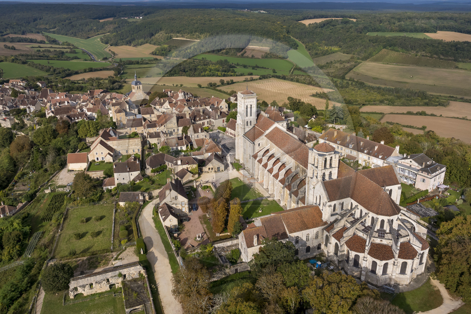 France, Yonne (89), parc naturel régional du Morvan, Vézelay, classé au Patrimoine Mondial de l'UNESCO, labellisé Les Plus Beaux Villages de France, point de départ de l'une des principales voies de pèlerinage de Saint-Jacques-de-Compostelle, la colline et la basilique Sainte-Marie-Madeleine (vue aérienne)