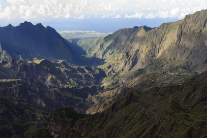 France, Ile de la Reunion, le cirque de Cilaos, classé Patrimoine Mondial de l'UNESCO, et la côte ouest vers Saint-Louis en arrière plan (vue aérienne)