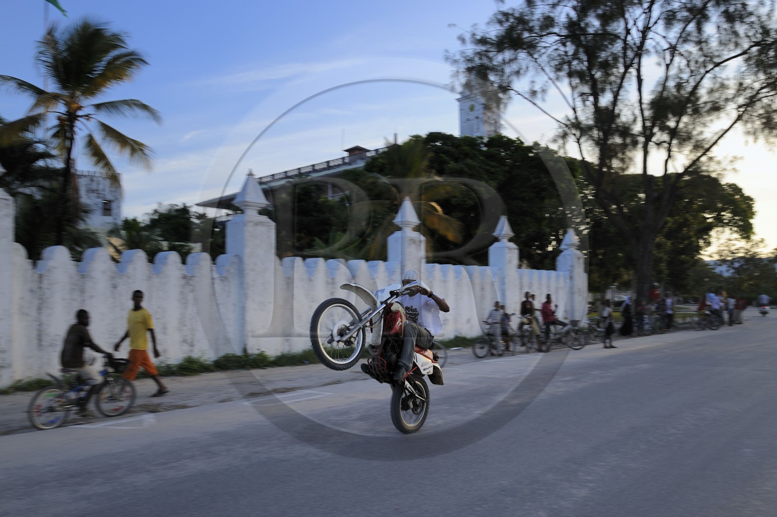 Tanzanie, archipel de Zanzibar, île de Unguja (Zanzibar), ville de Zanzibar, quartier Stone Town, classé Patrimoine Mondial de l' UNESCO, jeune homme frimant sur sa moto sur Mizingani street
