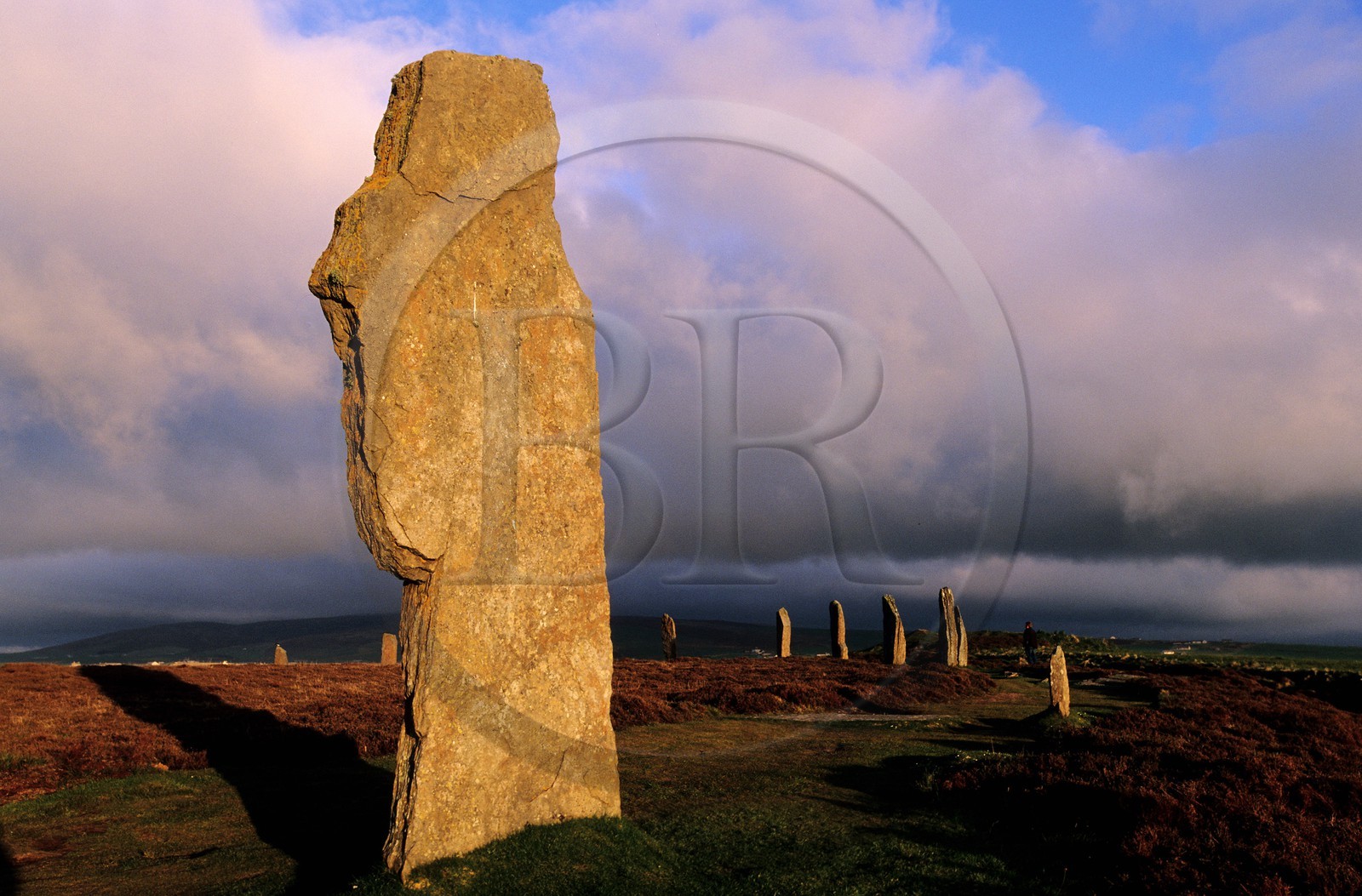 Royaume-Uni, Ecosse, îles Orcades, Mainland, au bord du Loch of Stenness, pierres levées du Ring of Brogar, classées Patrimoine Mondial de l' UNESCO
