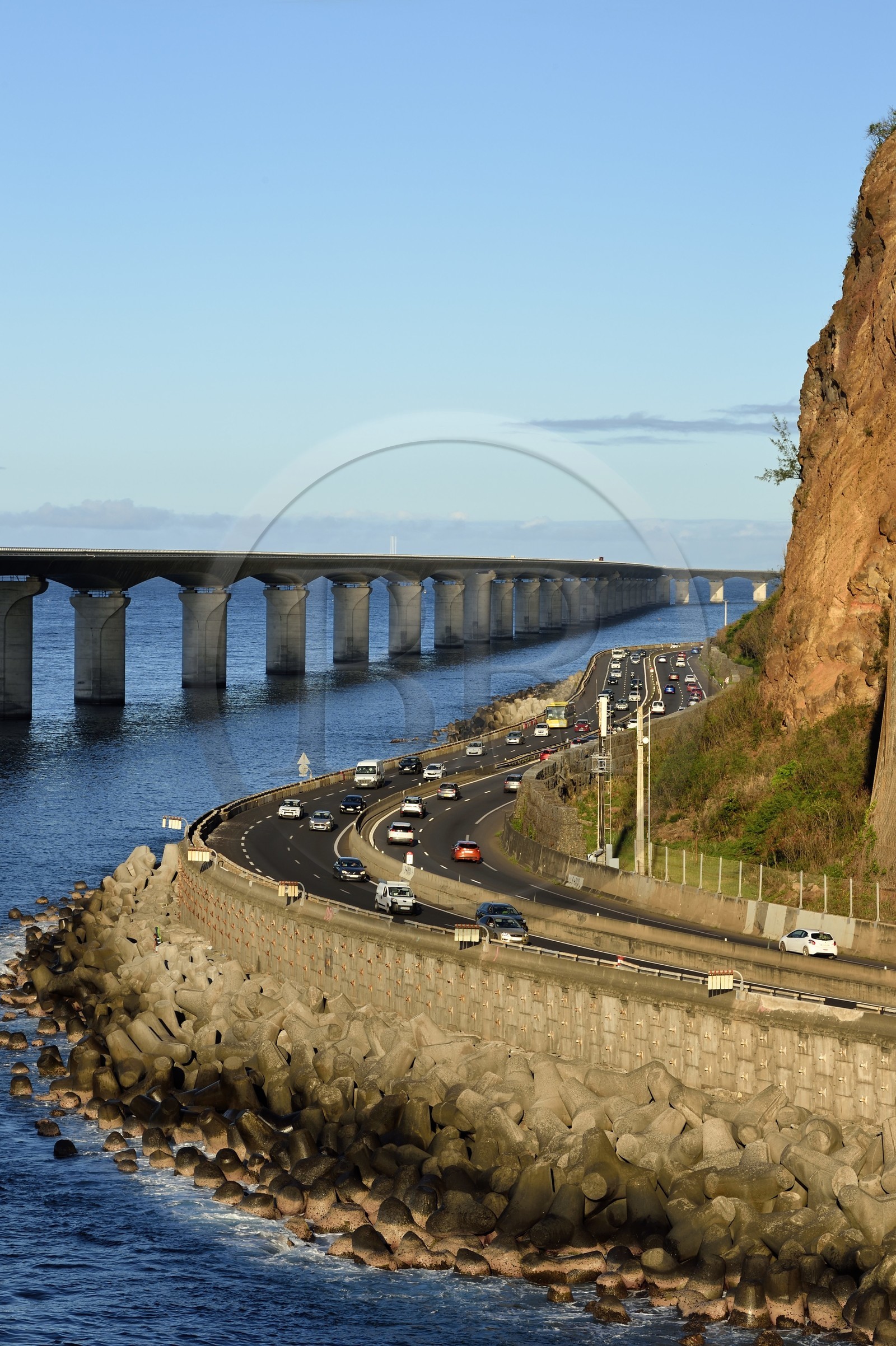 France, Ile de la Reunion, La Possession, l'ancienne route nationale toujours sous la menace de chutes de pierres et la Nouvelle Route du Littoral (NRL) sur la gauche, viaduc maritime long de 5,4 km entre la capitale Saint-Denis et le principal port de commerce à l’Ouest