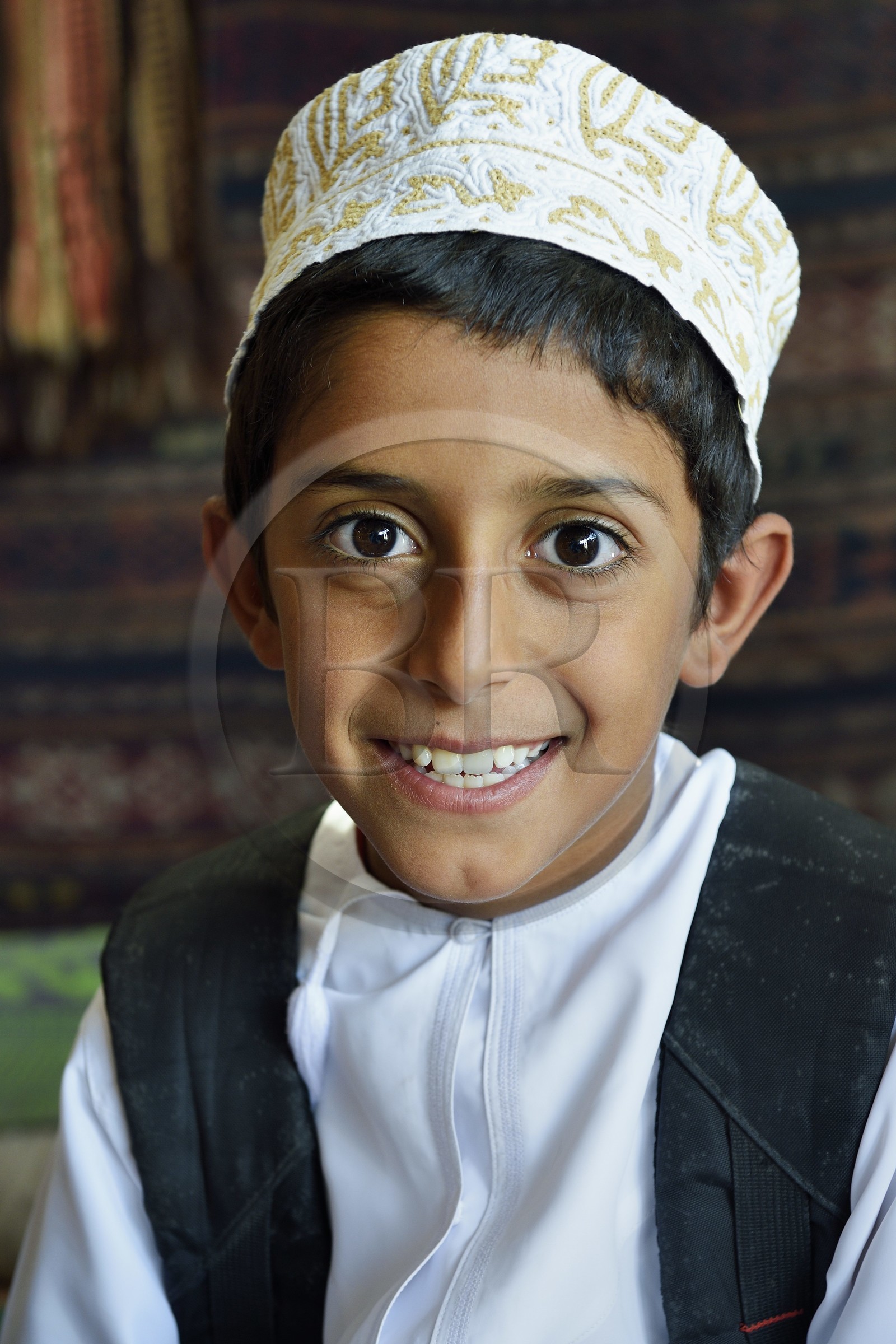 Sultanat d'Oman, gouvernorat de Ash Sharqiyah, désert des Wahiba Sands ou Sharqiya Sands, village bédouin de al-Wasil, famille bédouine al-Badri, Said qui rentre de l'école