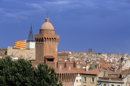 France, Pyrénées-Orientales (66), Perpignan, la vieille ville et le Castillet orné du drapeau Catalan, témoin des anciennes murailles