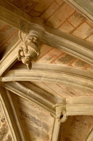 France, Dordogne (24), Périgord Noir, Le Buisson-de-Cadouin, abbaye de Cadouin, étape sur le chemin de Compostelle, site classé Patrimoine Mondial de l'UNESCO, le cloitre du XVe siècle, clef de voute pendante représentant un ange