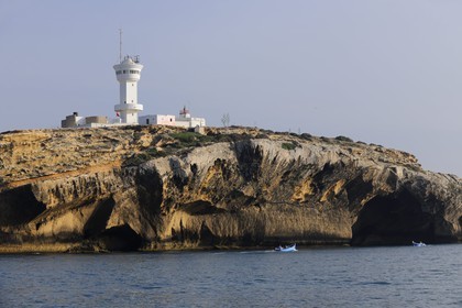 Maroc, région de l'Oriental, tour de contrôle au dessus du port de pêche et de plaisance de Ras Kebdana (Cap de l'Eau ou Cabo de Agua)