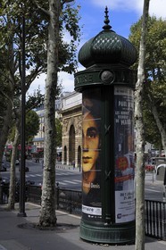 France, Paris (75), colonne Morris sur le boulevard Saint Martin et la Porte Saint Martin