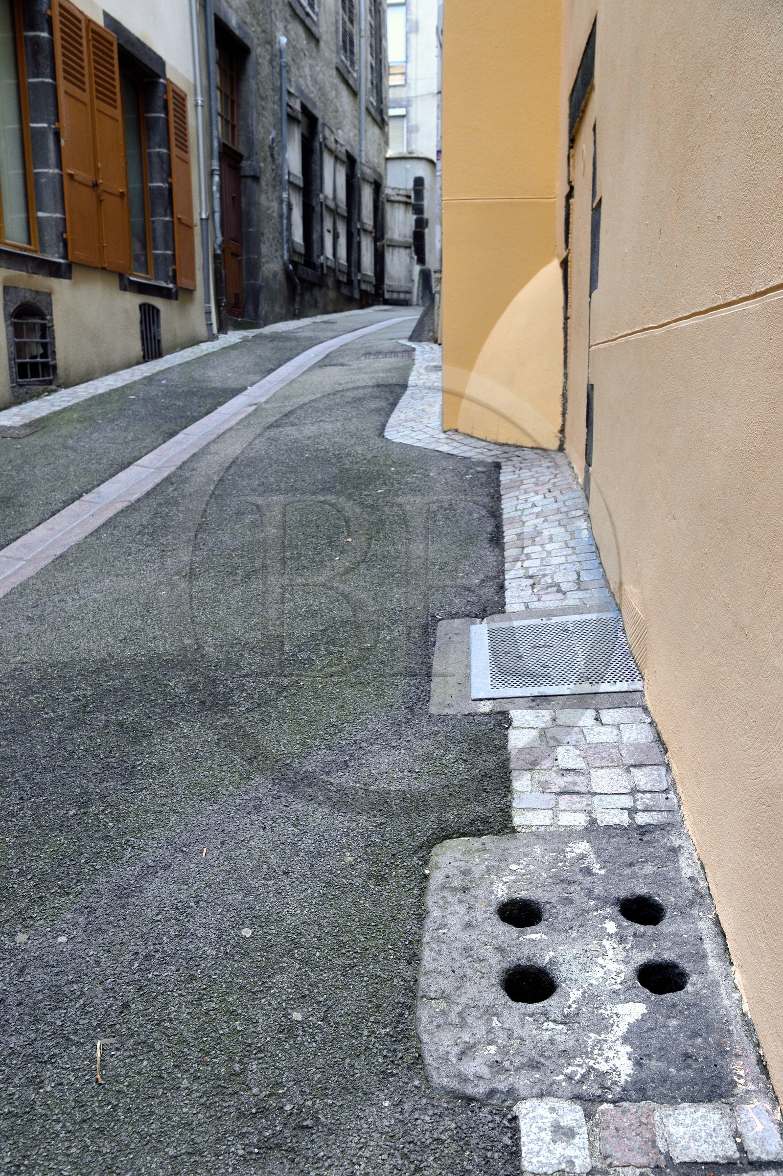 France, Puy-de-Dôme (63), Clermont-Ferrand, pierre à trous à la sortie d'un puit d'aération des galeries sous-terraines en tuf
