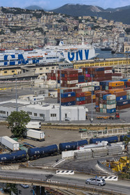 Italie, Ligurie, Gênes, le terminal conteneur du port de commerce, le terminal des ferries et la ville en arrière plan