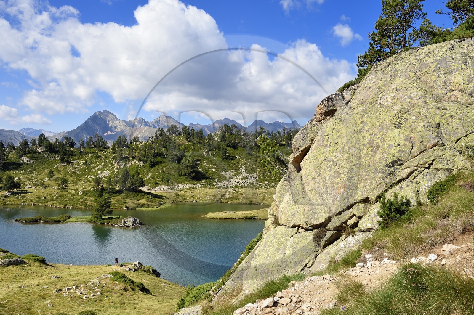 France, Hautes-Pyrénées (65), Saint-Lary-Soulan et Vielle-Aure, randonnée sur une variante du GR10 entre le col de Portet et les lacs de Bastan en bordure de la réserve naturelle de Néouvielle, lac de Bastan du milieu