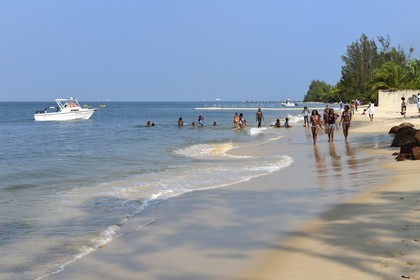 Gabon, province de l'Estuaire, plage de la Pointe Denis qui fait face à Libreville de l'autre côté de l'Estuaire du Gabon