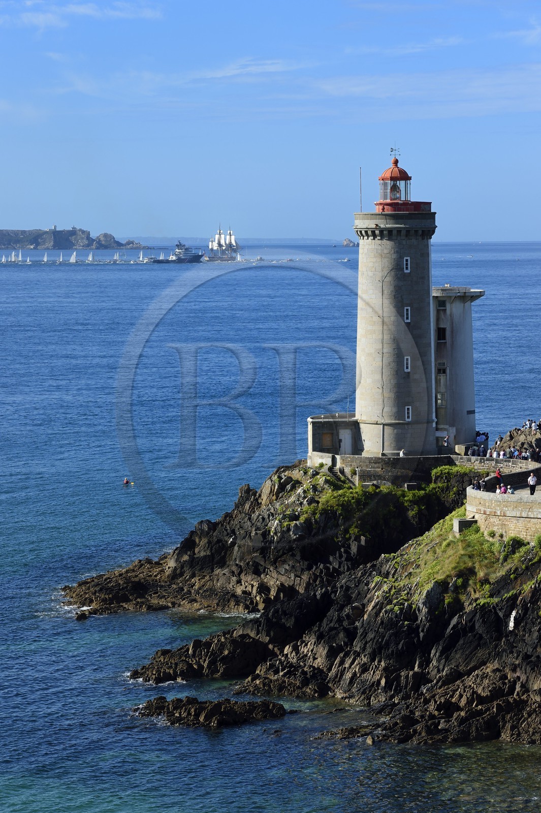 France, Finistère (29), rade de Brest, phare du Petit Minou, départ de la frégate L'Hermione, réplique du trois-mats qui transporta le marquis de Lafayette en Amérique en 1780