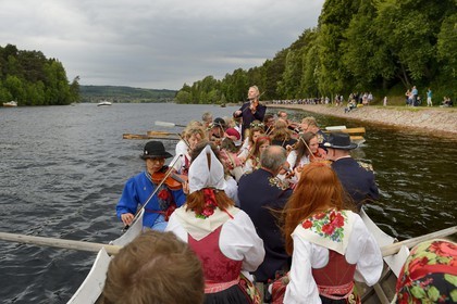 Suède, comté de Dalécarlie, Leksand, les très populaires célébrations du solstice d'été pour la Saint-Jean, transfert dans les anciennes Barques d’Eglises sur le lac Siljan