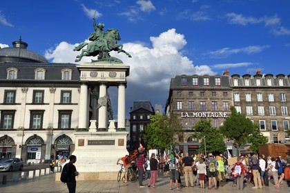 France, Puy-de-Dôme (63), Clermont-Ferrand, la place de Jaude haut lieu des manifestations dans la ville et la statue de Vercingétorix du sculpteur Bartholdi, défilé des sans-culottes, manifestation en solidarité des sans-abris, en arrière plan le siège du journal La Montagne