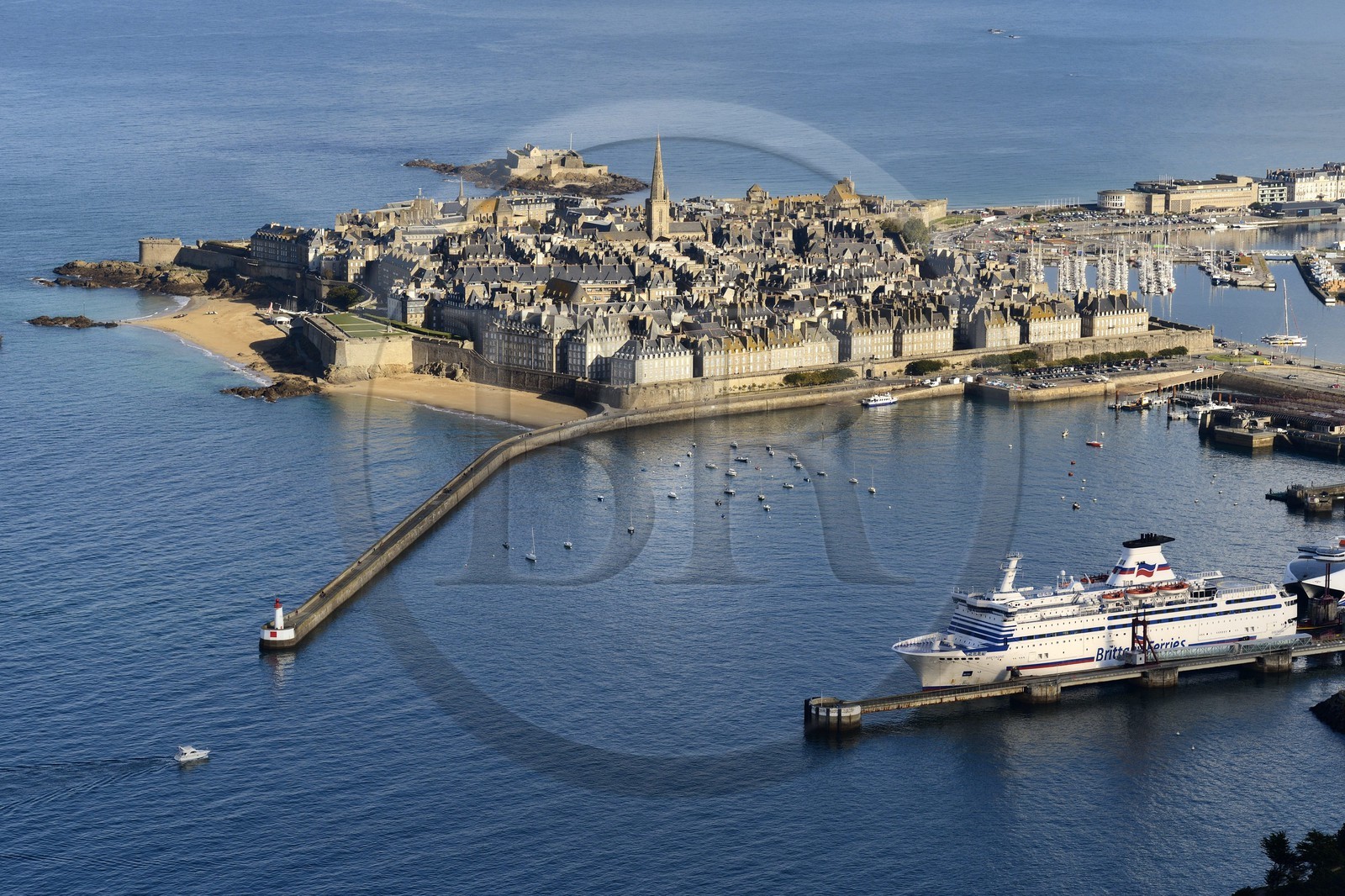 France, Ille-et-Vilaine (35), côte d'émeraude, la vieille ville fortifiée de Saint-Malo à l'abris de ses remparts (vue aérienne)