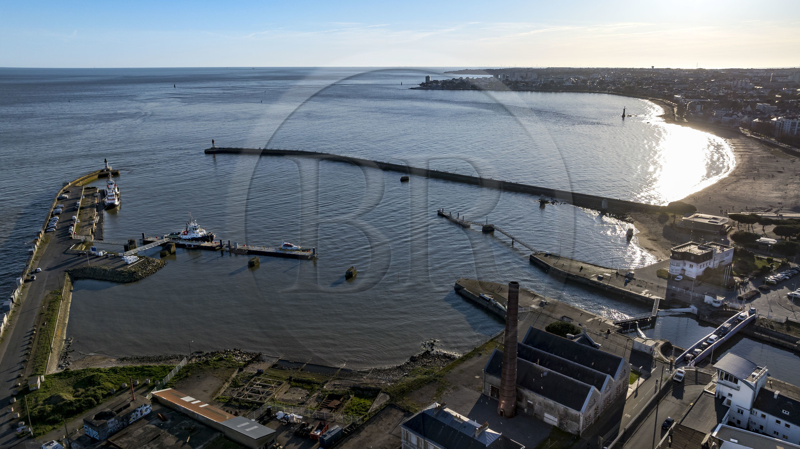 France, Loire-Atlantique, Saint-Nazaire, the crab claw (nickname given to the southern entrance to the harbor basin by the two jetties) and the beach (aerial view)